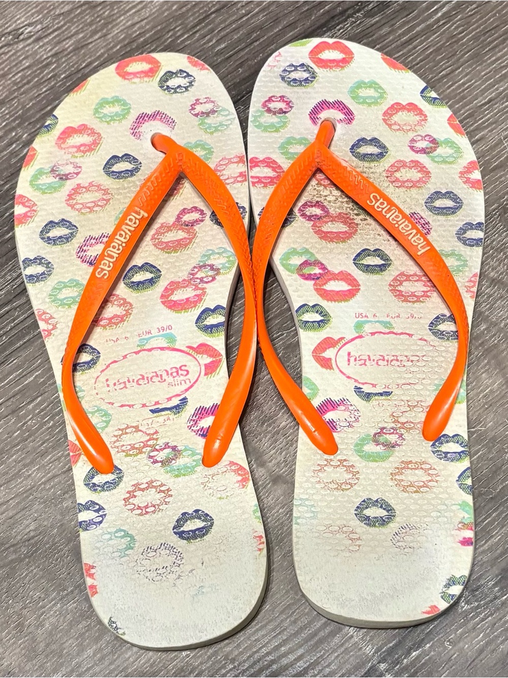 Havaianas Women's Orange-Strap Flip Flops with Colorful Kiss Print Size 6